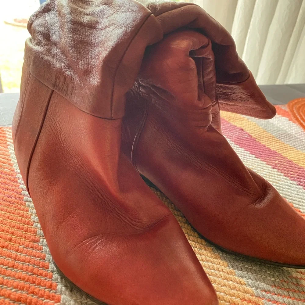 Vintage Chic Red Leather Heeled Boots - Picture 3 of 8